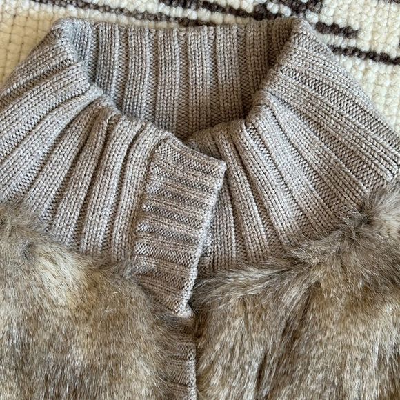 Club Monaco Women's Taupe Wool and Faux Fur Button Down Ribbed Cardigan Size M - Picture 3 of 9